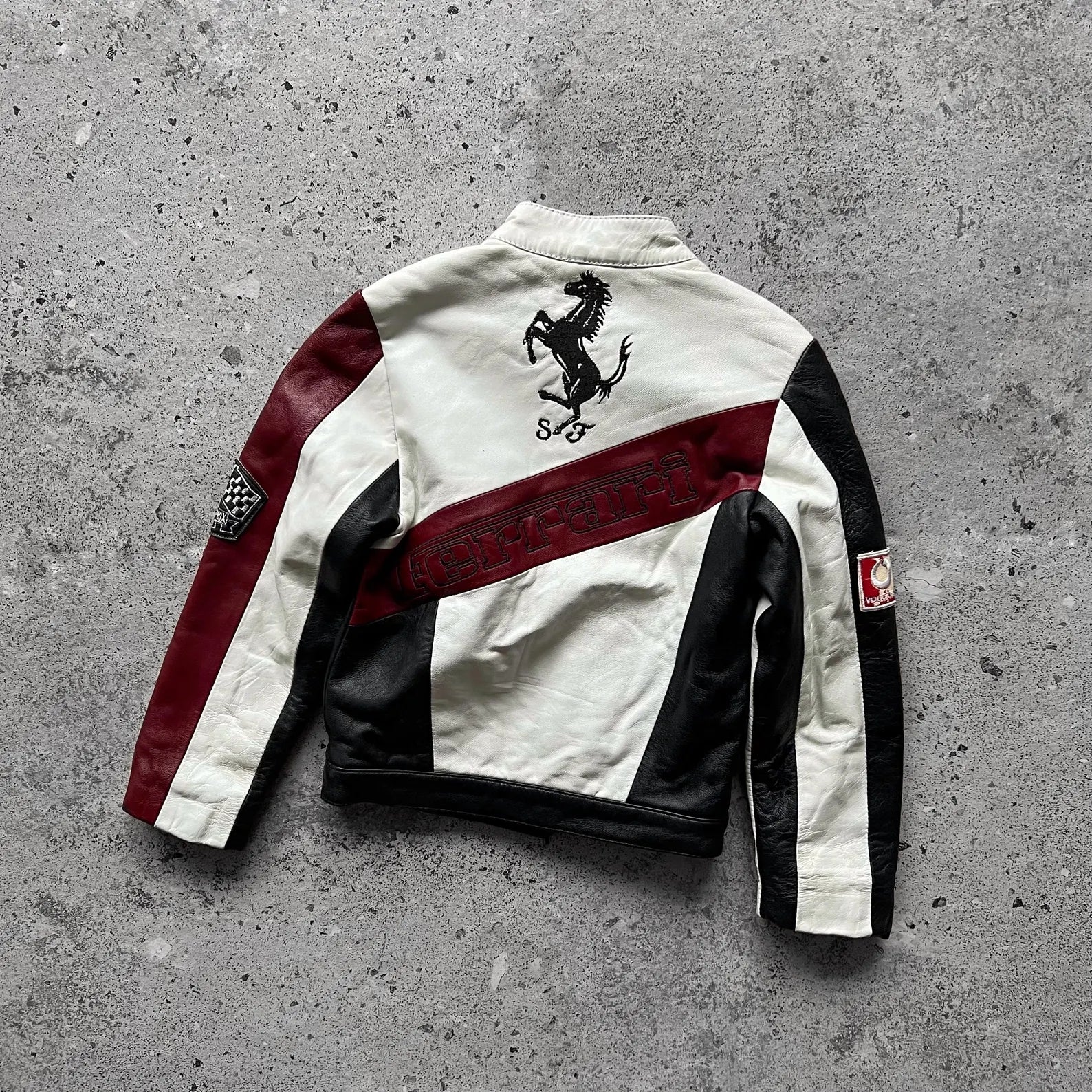 Dos veste en cuir tricolore noir blanc bordeaux, grand motif cheval et bande bordeaux, style course auto