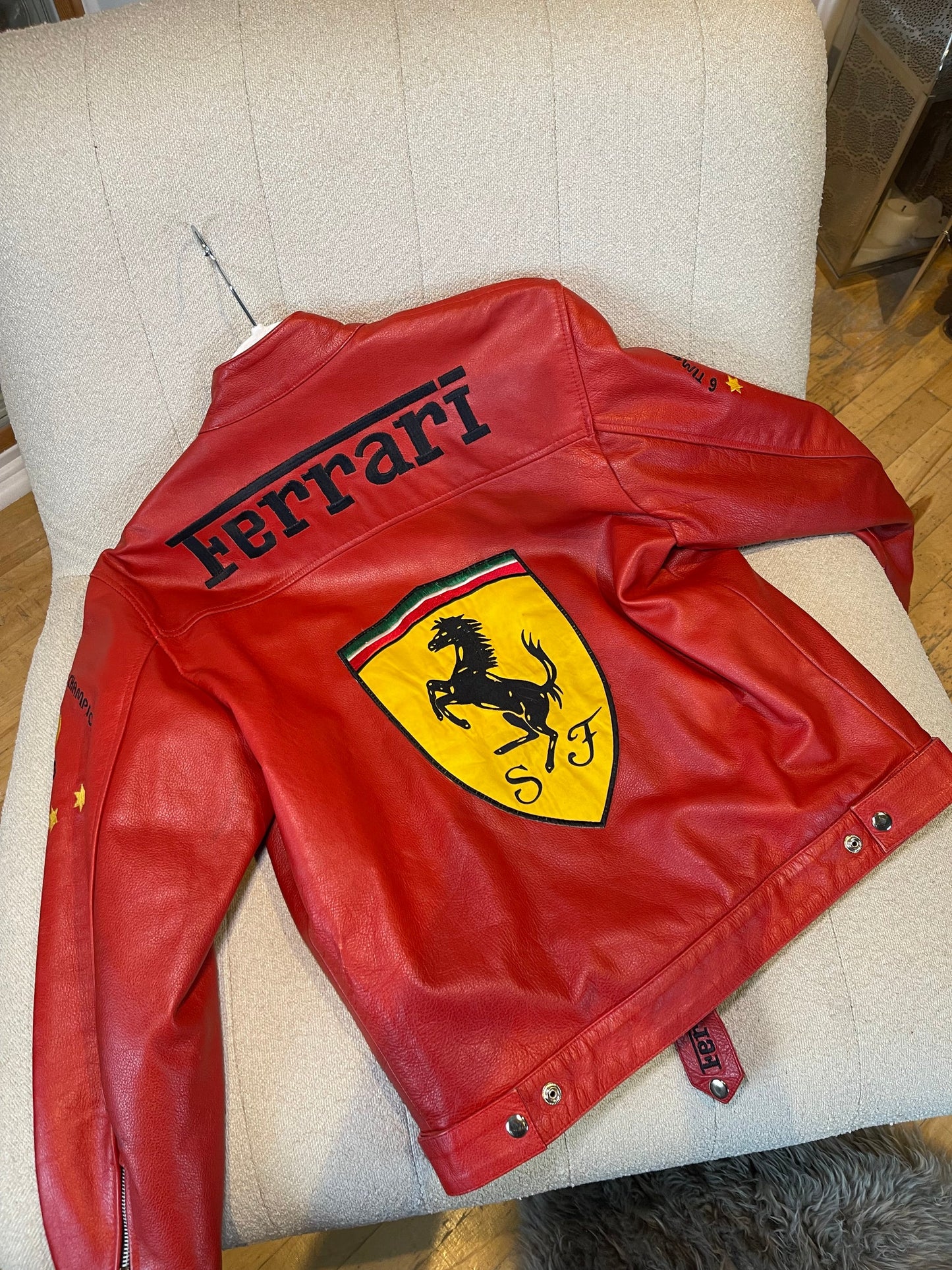 Dos veste racing rouge, grand visuel au dos et lettrage noir, coupe unisexe