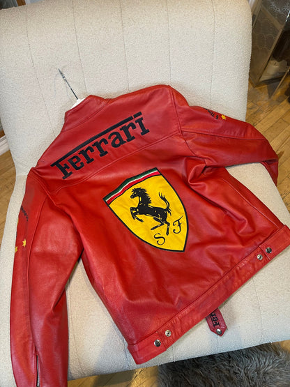 Dos veste racing rouge, grand visuel au dos et lettrage noir, coupe unisexe